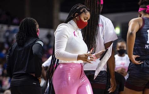 Texas A M Womens Basketball Coach Sydney Carters Outfit Goes Viral