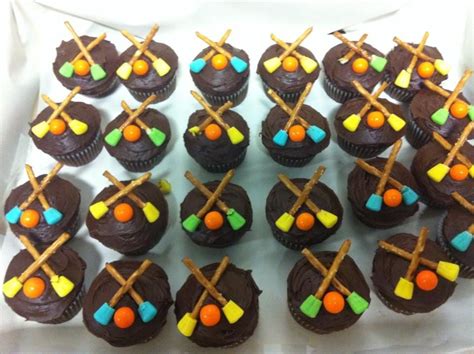 There are so many ways to store cupcakes. Broomball Cupcakes | Hockey birthday parties, Cake boss ...