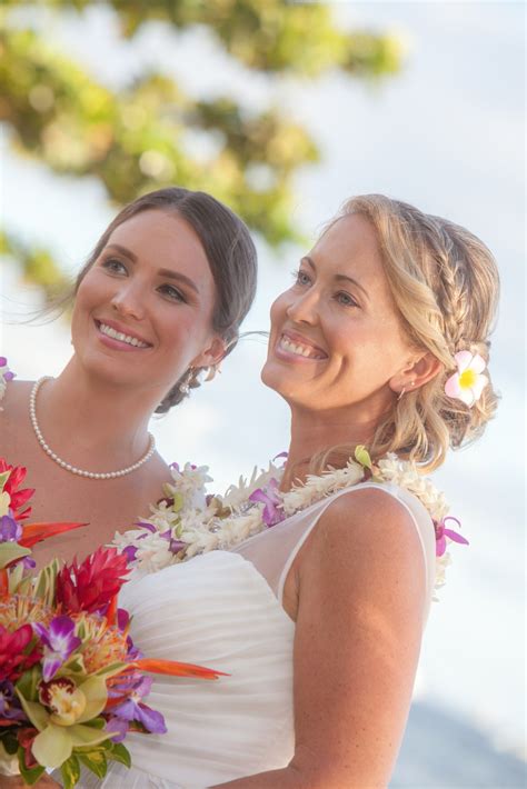 Happy Lesbian Couple Weddingday Beach Hawaii Trouwen