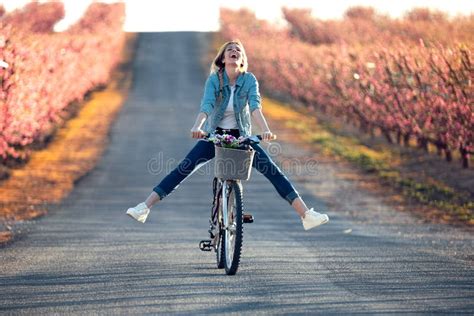 Piękna Młoda Kobieta Z Rowerem Rowerowym Ciesząca Się Czasem W Polu