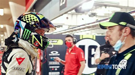 Il podio ferrari world menu. Valentino Rossi sul podio nel deserto del Bahrain col casco firmato Aldo Drudi
