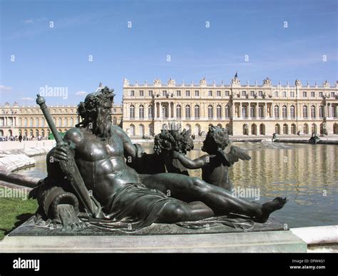 Versailles France Une Statue De Poséidon Est Assis à Côté Dun