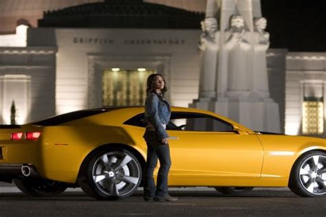 Megan Fox Junto Al Chevrolet Camaro Amarillo En Transformers 43381