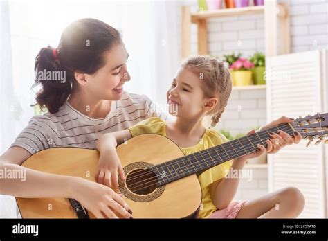 Feliz Familia Madre E Hija Tocando La Guitarra Juntos Mujer Adulta