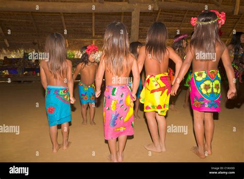 Las Niñas De Los Indios De La Tribu Embera Bailando Embera Village