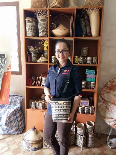 Kraf melayu menurut perbadanan kemajuan kraftangan malaysia, kraftangan melayu boleh dibahagikan kepada lima bidang iaitu aneka kraf, hasil rimba, hasil tanah. SUMBER ILHAM: PERSONALITI KRAF SABAH - PUAN EMILY JENEBLE