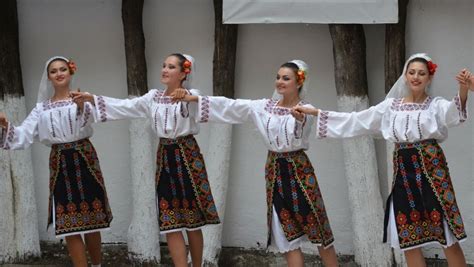 Romanian Women Traditional Costumes Costume Romanesti Romanians Chic
