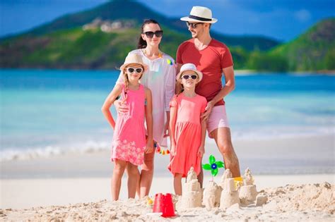 heureuse belle famille en vacances à la plage tropicale photo premium