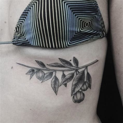 Rafaela Gomes Barbosa Tatuagem Embaixo Dos Seios 35 Ideias Lindas De Underboob Tattoo