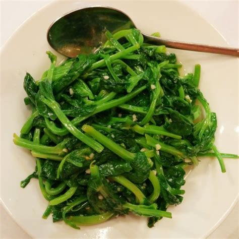 Serve it hot with some spicy chilli chutney and you are in heaven. What's the Deal with Dao Mew (Garlic Pea Shoots)?