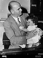1943 , LOS ANGELES , USA: The little CAROL ANN , daughter of actress ...