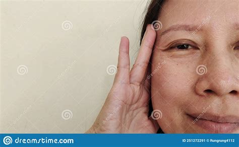 The Hand On Cheek Wrinkle And Flabby Skin On The Face Of The Woman
