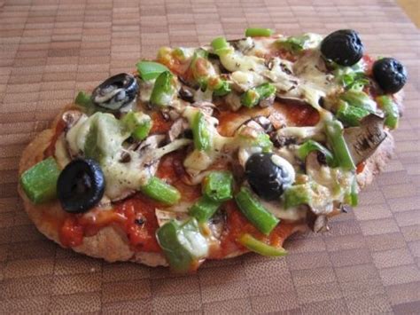 Kids love pita bread pizza. Pitta bread pizza - as close a picture as I have ever seen to my lunch today (With images) | Food