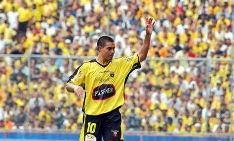 Byron moreno — byron aldemar moreno ruales (born november 23, 1969 in quito) is a former ecuadorian football referee, best known for officiating the italy vs south korea match in the 2002 fifa. Cristian Chaparro: "Byron Moreno nos metió la mano"