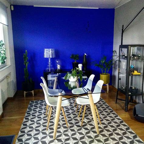 Peinture de rénovation v33 meubles. Estelle Pretro on Instagram: "Du nouveau dans la maison... Du bleu Klein est venu habillé le mur ...