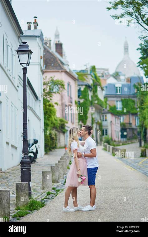 Romantic Couple Kissing On Montmartre In Paris France Stock Photo Alamy