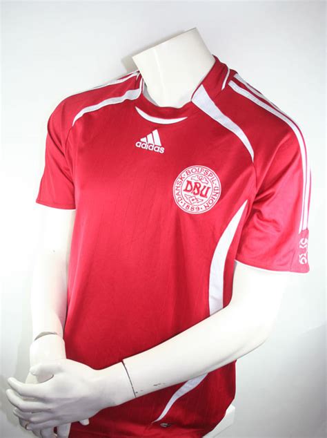 Beim ersten testspiel gegen dänemark (1:1) war noch licht und schatten im spiel der deutschen nationalmannschaft zu sehen. Dänemark Trikot Größe M Euro 2008 Adidas Heim Rot ...