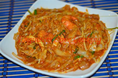 One of the malaysian noodle dishes that one should not miss trying if visiting malaysia (especially penang) or singapore, or dining at a malaysian. Engineers Love Cooking: PENANG CHAR KUEY TEOW