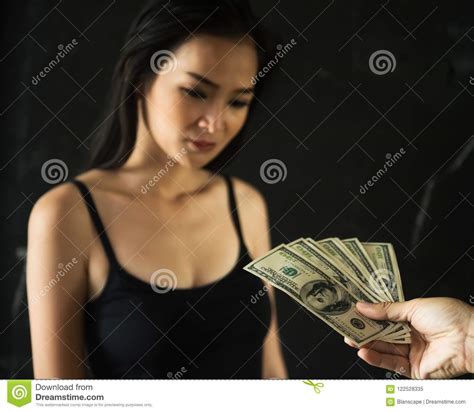 Dinero De La Paga Para El Sexo A La Prostituta Imagen De Archivo Imagen De Fondo Negocios