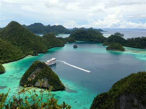 Ngobrol sama cowok & cewek di dekatmu. Raja Ampat, Indonesia - Asia Pacific Superyachts