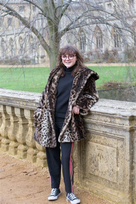 Maisie Williams In A Leopard Print Fur Coat 16 Gotceleb