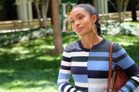 Grown Ish Star Yara Shahidi Explains The Differences Between Her And Character Zoey Abc News