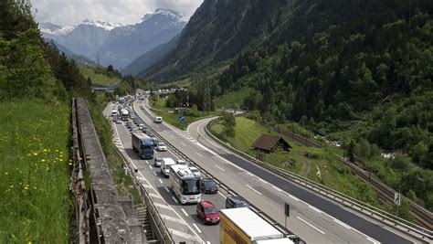 Today the gotthard base tunnel connects erstfeld and bodio at a length of 57 kilometers. Gotthard-Tunnel: Längster Stau in der Schweiz seit 19 ...