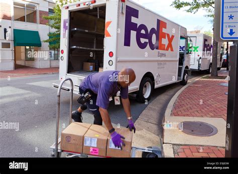 Fedex delivery man hi-res stock photography and images - Alamy