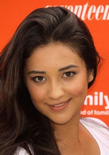 15 Recent Pictures Of Shay Mitchell Without Any Makeup