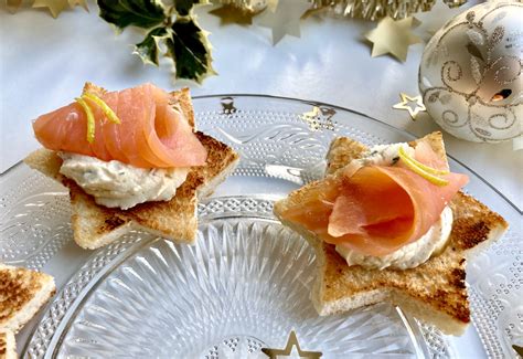 Vorspeise für Weihnachten köstliche Lachscrostini in Sternform