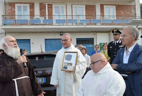 A Camerota Boom Di Fedeli Per Le Reliquie Di San Pio La Repubblica