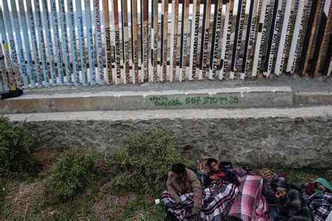 First Wave Of Migrants In Caravan Reaches Us Border In Tijuana The New York Times