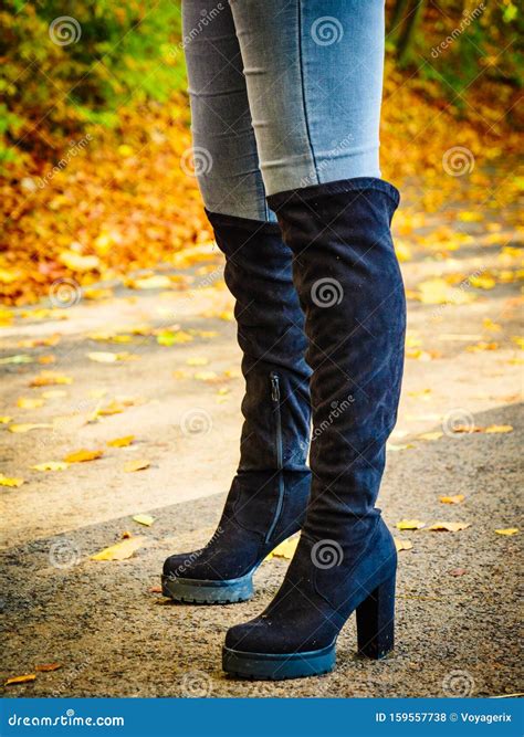 Mujer Con Botas Altas En La Rodilla Negra Foto De Archivo Imagen De Zapatos Exterior