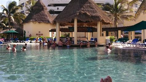 The Largest Of The 3 Pools And The One That Has The Swim Up Bar Picture Of Gr Solaris Cancun