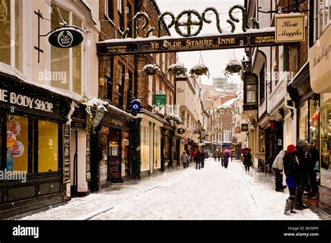 Stonegate York In Snow Stock Photo Royalty Free Image 33264194 Alamy