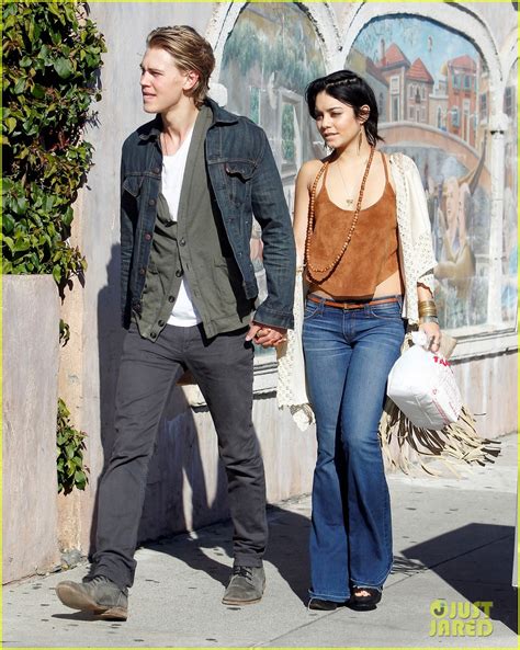 Vanessa Hudgens And Austin Butler Romantic Stroll In Venice Beach