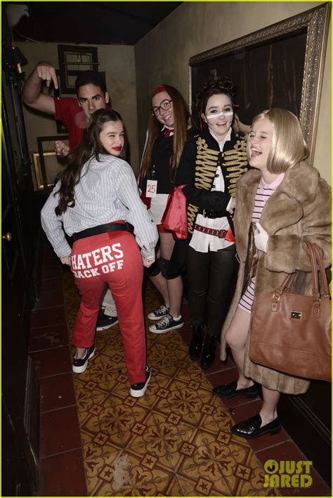 Photo Hailee Steinfeld Kaitlyn Dever Just Jared Halloween Party 03