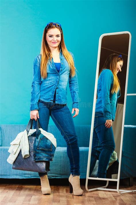 Femme De Mode Portant Le Denim Bleu Devant Le Miroir Photo Stock Image Du Denim Pantalon