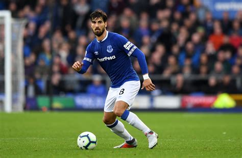 Everton kann bestätigen, dass ein spieler der ersten mannschaft während laufender ermittlungen. FA sigter Everton-spiller for voldelig opførsel