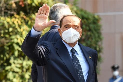 Berlusconi dimesso dal San Raffaele. “L’ho scampata, ma è stata la