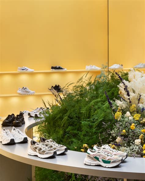 There Are Many Pairs Of Shoes On Display In The Store With Flowers And
