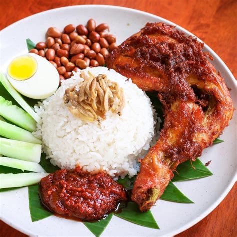 Nasi goreng ayam dengan ayam ini merupakan salah satu resep nasi goreng yang sangat. Nasi-Lemak-Ayam-Goreng-di-Restoran-Village-Park - OneApps