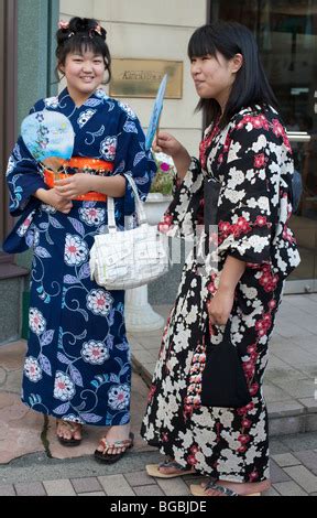 Les Adolescents Japonais Kimono Traditionnel Photo Stock Alamy