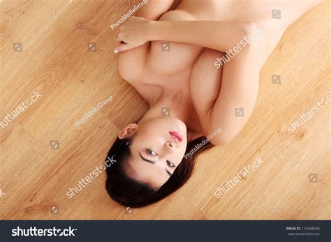 바닥에 누워 있는 섹시한 누드 여자 스톡 사진 지금 편집