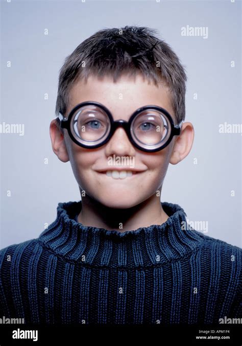 Porträt eines goofy jungen mit dicken Brille Stockfotografie Alamy