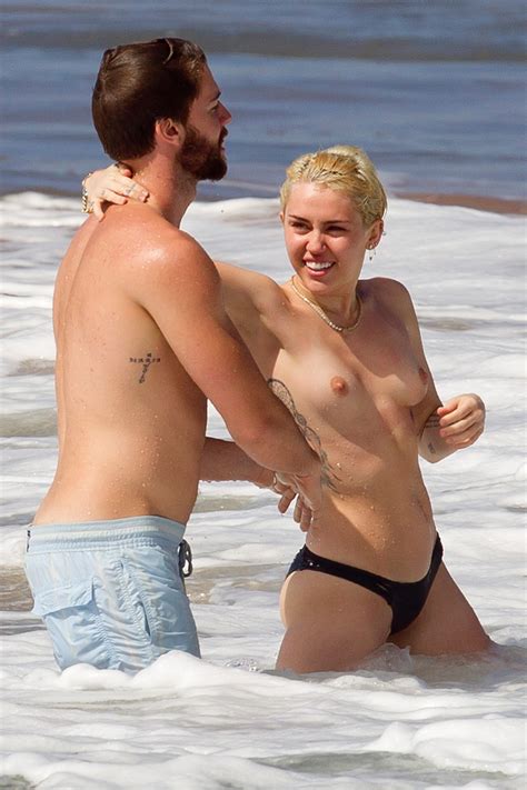 Confort Vel Miley Cyrus Faz Topless Em Dia De Praia Com O Namorado Quem Popquem
