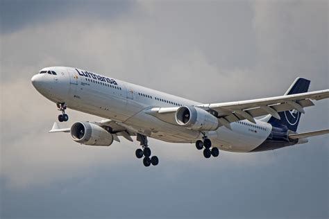 D Aiko Lufthansa Airbus A330 300 The Java Express