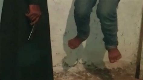 Vídeo mostra militantes do Estado Islâmico torturando adolescente
