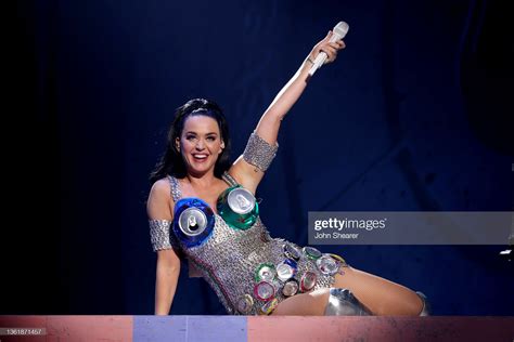 Mata Kanan Katy Perry Menutup Sendiri Sulit Dibuka Saat Konser