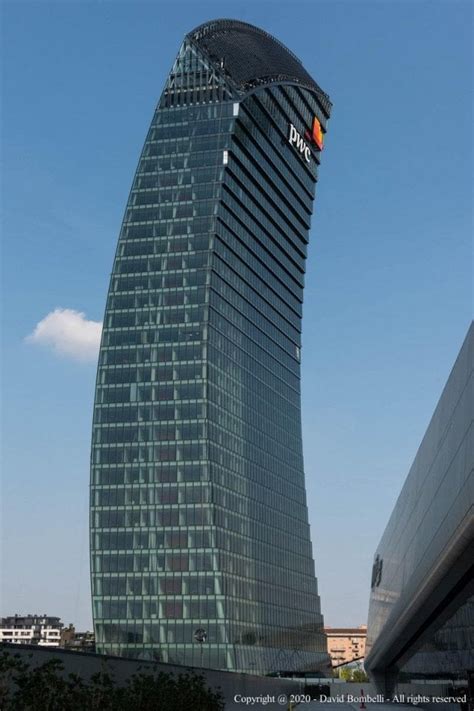 Un gigante di 175,5 metri e 34 piani, completata a CityLife la Torre ...